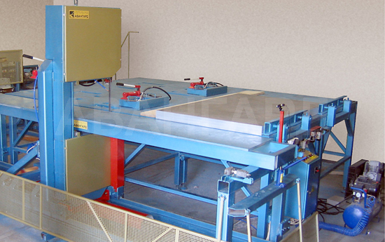 Bandsaw machine for cutting aluminum plates